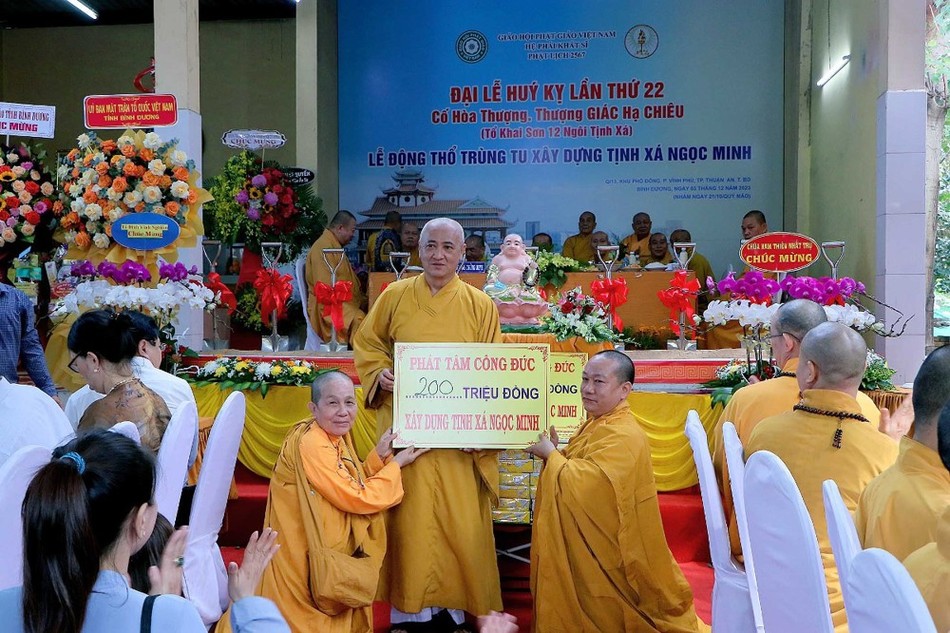 Hòa thượng Thích Huệ Thông trao bảng cúng dường 200 triệu đồng ủng hộ trùng tu xây dựng tịnh xá Ngọc Minh Hòa thượng Thích Huệ Thông trao bảng cúng dường 200 triệu đồng ủng hộ trùng tu xây dựng tịnh xá Ngọc Minh