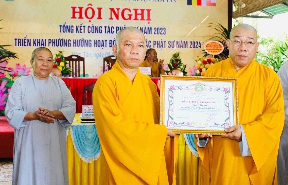 Ban Trị sự GHPGVN tỉnh trao Bằng tuyên dương công đức đến Ban Trị sự H.Hàm Tân Ban Trị sự GHPGVN tỉnh trao Bằng tuyên dương công đức đến Ban Trị sự H.Hàm Tân