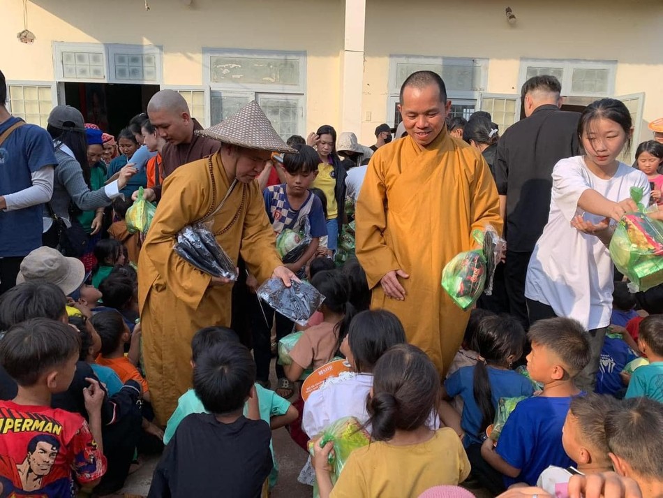 Trao quà từ thiện cho các em nhỏ tại xã Đắk Ngo - Ảnh: CTV Trao quà từ thiện cho các em nhỏ tại xã Đắk Ngo - Ảnh: CTV