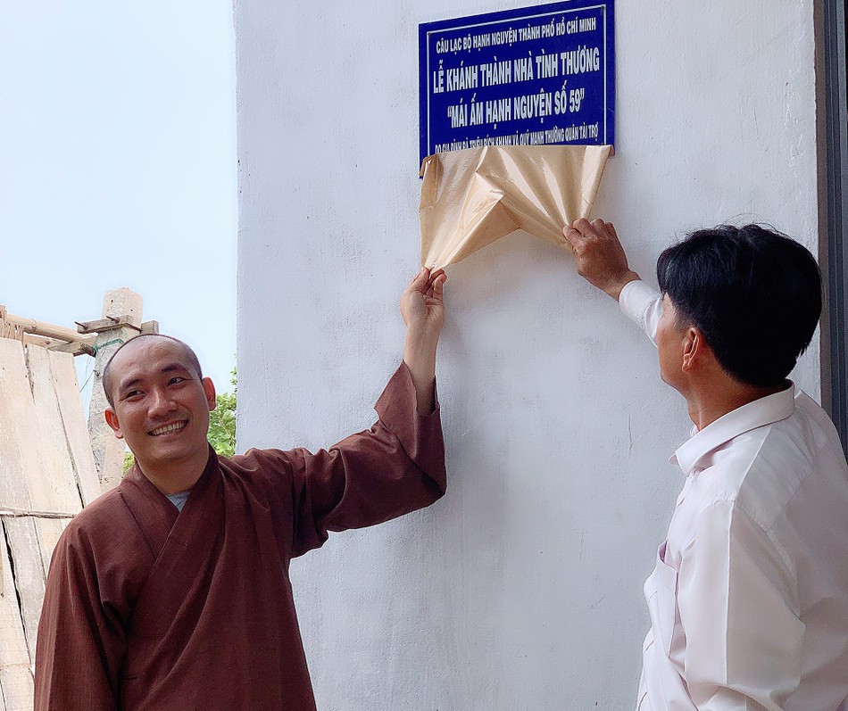 Đại đức Thích Thiện Nghĩa bàn giao nhà đến gia đình anh Nguyễn Văn Phục, ngụ xã An Thạnh - Ảnh: H.N Đại đức Thích Thiện Nghĩa bàn giao nhà đến gia đình anh Nguyễn Văn Phục, ngụ xã An Thạnh - Ảnh: H.N