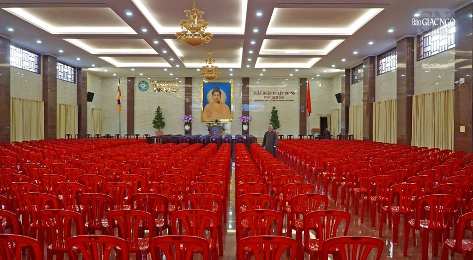 Hội trường chuẩn bị cho đại chúng vào mỗi buổi sáng của khóa huân tu với các chuyên đề do chư tôn đức GHPGVN và GHPGVN TP.HCM phụ trách Hội trường chuẩn bị cho đại chúng vào mỗi buổi sáng của khóa huân tu với các chuyên đề do chư tôn đức GHPGVN và GHPGVN TP.HCM phụ trách