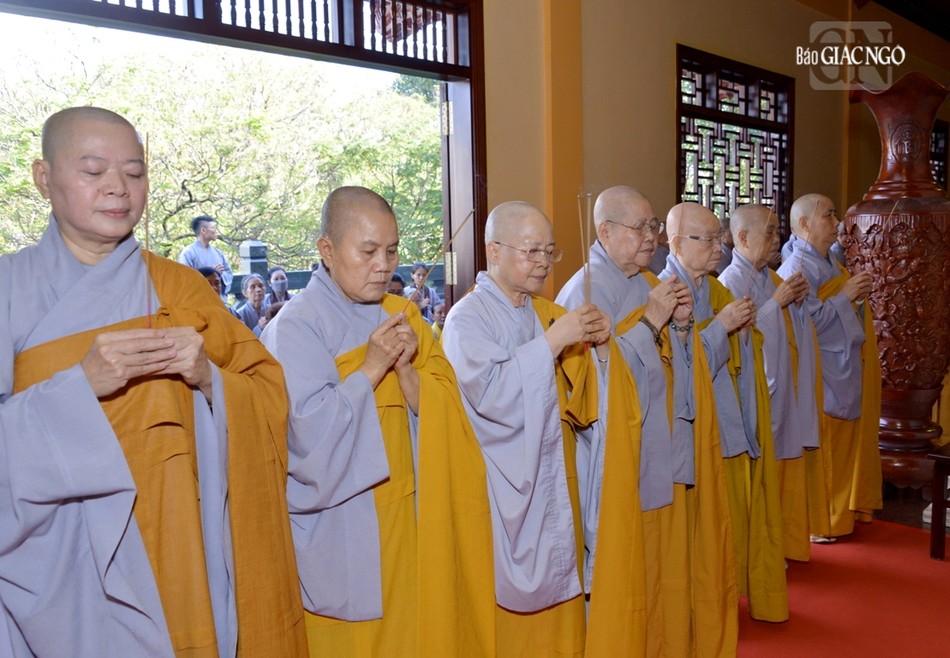 Chư tôn đức Ni thành kính tưởng niệm Chư tôn đức Ni thành kính tưởng niệm