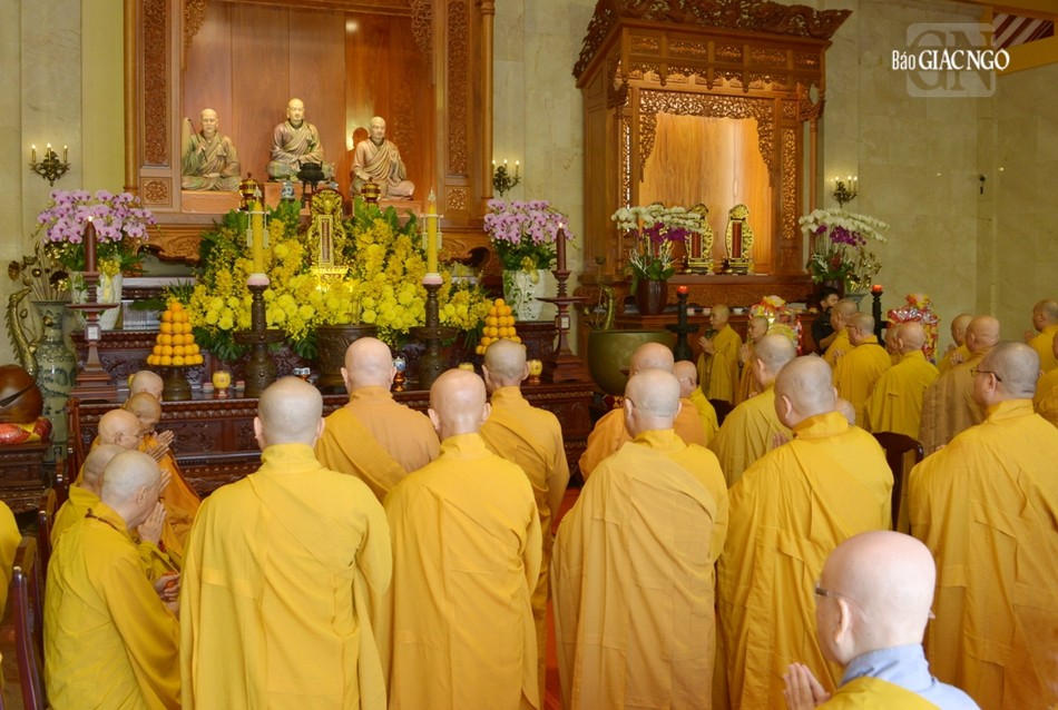 Thành kính tưởng niệm Đức Phật hoàng Thành kính tưởng niệm Đức Phật hoàng