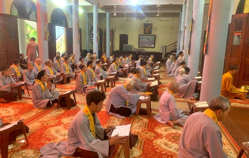 Đạo tràng Phật tử trì tung kinh cúng dường - Ảnh: Vũ Dũng Đạo tràng Phật tử trì tung kinh cúng dường - Ảnh: Vũ Dũng