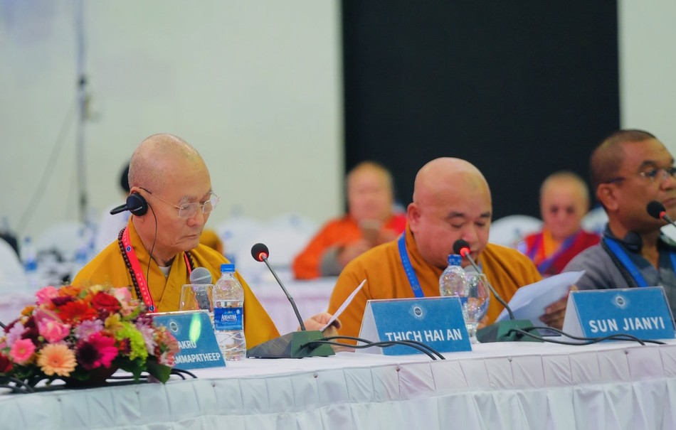 Hòa thượng Thích Hải Ấn phát biểu phiên khai mạc và ký vào bản đúc kết hội nghị Hòa thượng Thích Hải Ấn phát biểu phiên khai mạc và ký vào bản đúc kết hội nghị