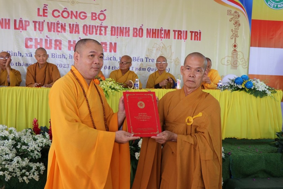 Thượng tọa Thích Trí Thọ trao giấy quyết định thành lập chùa Hòa An đến Thượng tọa Thích Xương Đạo, Trưởng ban Trị sự H.Chợ Lách
