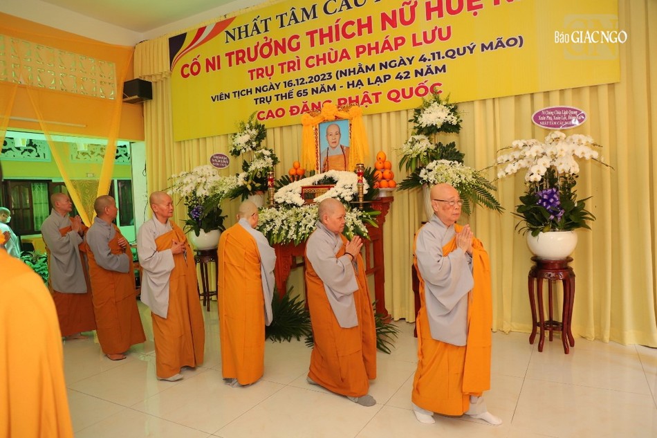 Hữu nhiễu kim quan tưởng niệm Ni trưởng Thích nữ Huệ Nhàn Hữu nhiễu kim quan tưởng niệm Ni trưởng Thích nữ Huệ Nhàn