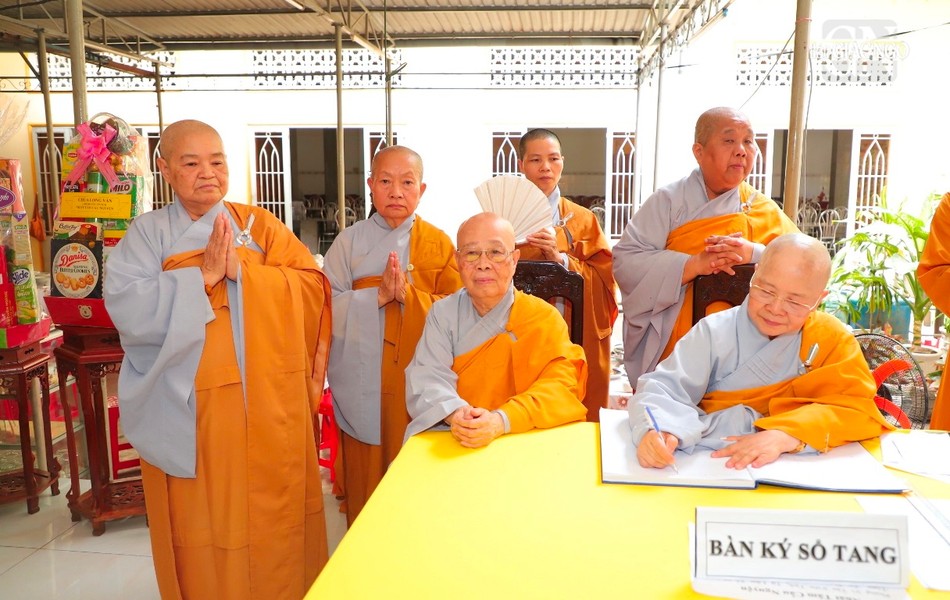 Ni trưởng Thích nữ Như Thảo viết sổ tang chia buồn cùng môn đồ pháp quyến Ni trưởng Thích nữ Như Thảo viết sổ tang chia buồn cùng môn đồ pháp quyến