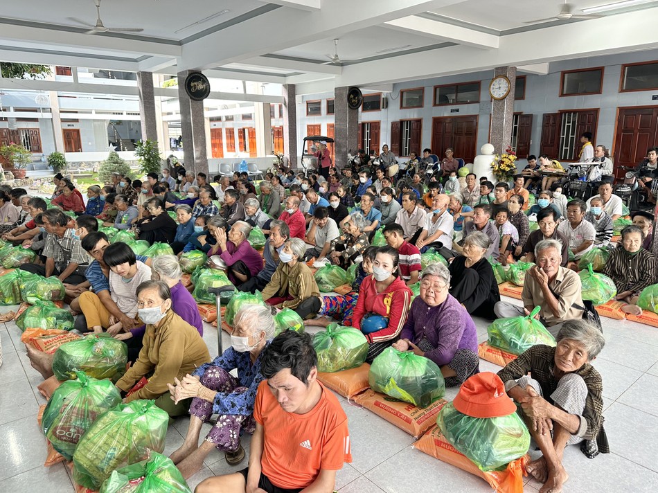 Đoàn trao quà đến bà con nghèo tại tỉnh Ninh Thuận - ẢNh: T.G Đoàn trao quà đến bà con nghèo tại tỉnh Ninh Thuận - ẢNh: T.G