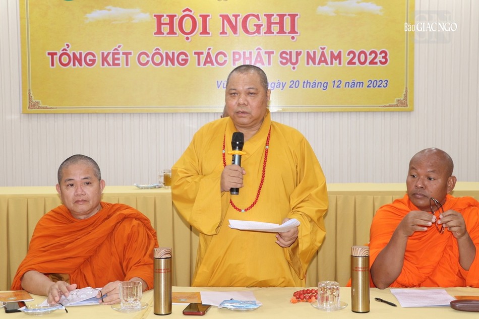 Thượng tọa Thích Nhuận Trí, Phó Thường trực Ban Tăng sự GHPGVN tỉnh phát biểu tại hội nghị Thượng tọa Thích Nhuận Trí, Phó Thường trực Ban Tăng sự GHPGVN tỉnh phát biểu tại hội nghị