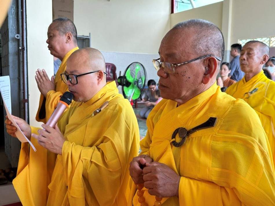 Đại đức Thích Đồng Sỹ thiết lễ trai Tăng cúng dường Đại đức Thích Đồng Sỹ thiết lễ trai Tăng cúng dường