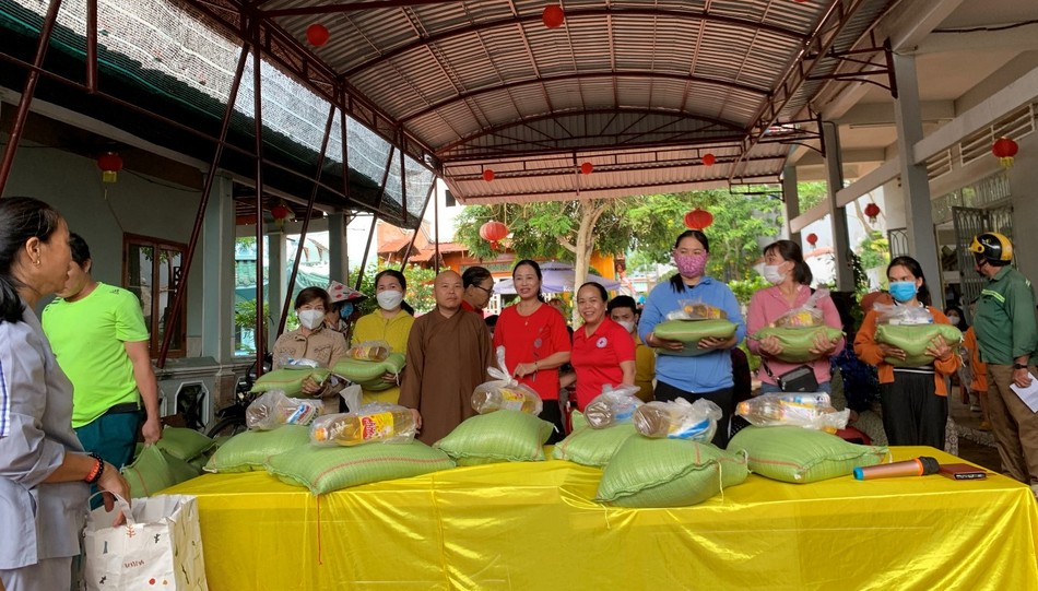 Trao 120 phần quà Tết cho các gia đình khó khăn tại địa phương Trao 120 phần quà Tết cho các gia đình khó khăn tại địa phương