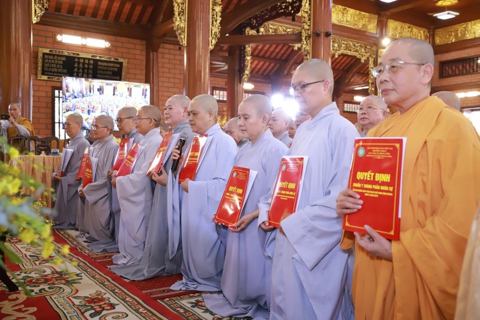 Ni sư Thích nữ Hương Nhũ, đại diện các tiểu ban dâng lời tri ân Ni sư Thích nữ Hương Nhũ, đại diện các tiểu ban dâng lời tri ân