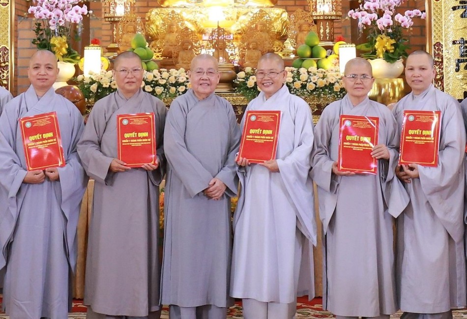 Ni trưởng Thích nữ Từ Nhẫn, Phó Trưởng Phân ban Ni giới T.Ư trao quyết định đến Tiểu ban Pháp chế Ni trưởng Thích nữ Từ Nhẫn, Phó Trưởng Phân ban Ni giới T.Ư trao quyết định đến Tiểu ban Pháp chế