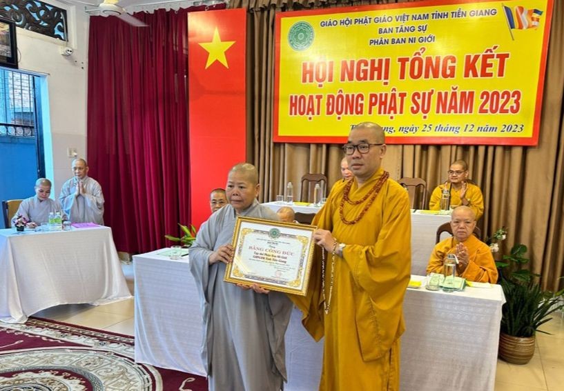 Thượng tọa Thích Quảng Lộc trao Bằng Công đức đến Ni trưởng Thích nữ Tịnh Nghiêm