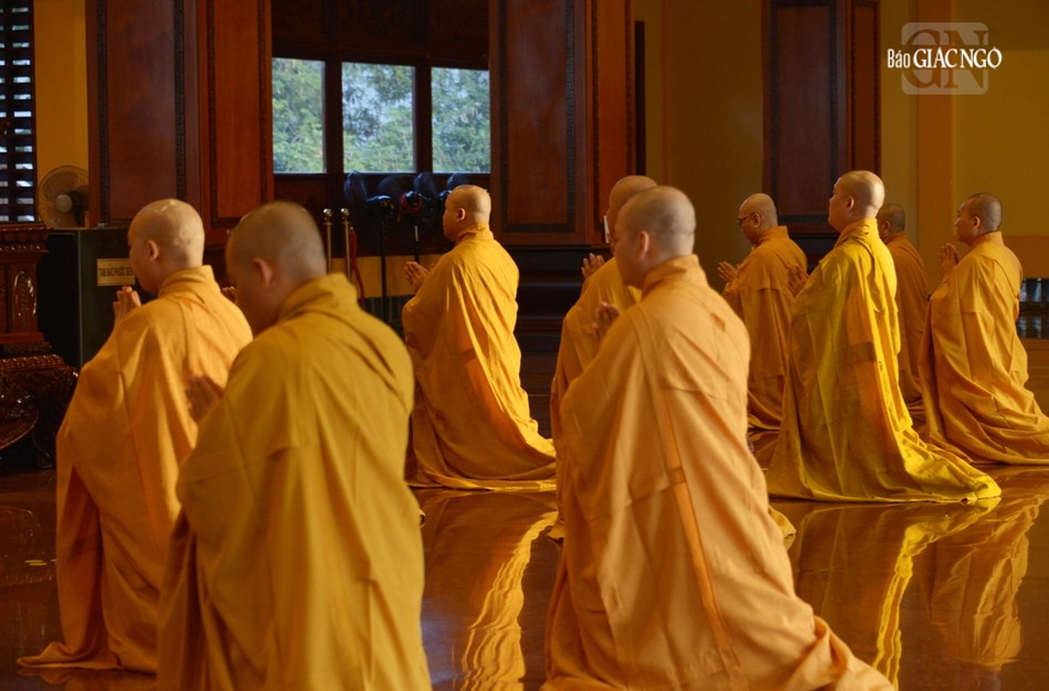 Chư Tăng vân tập định kỳ thính giới, cùng nhắc nhở nhau về giới pháp của hành giả xuất gia Chư Tăng vân tập định kỳ thính giới, cùng nhắc nhở nhau về giới pháp của hành giả xuất gia