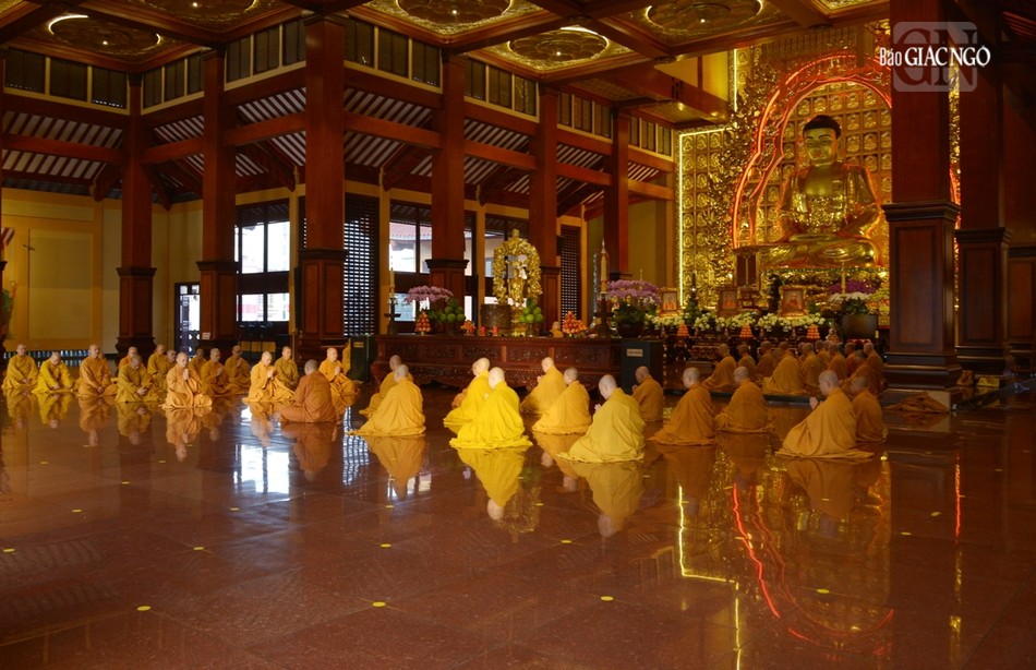 Mỗi kỳ Bố-tát nhắc nhở người xuất gia sống tỉnh thức, kết nối đạo mạch trong thanh tịnh Mỗi kỳ Bố-tát nhắc nhở người xuất gia sống tỉnh thức, kết nối đạo mạch trong thanh tịnh
