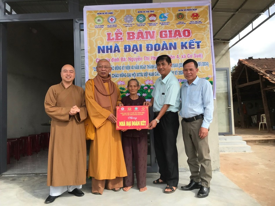 Bàn giao đến gia đình bà Nguyễn Thị Phước (thôn 4, xã Cư Suê) Bàn giao đến gia đình bà Nguyễn Thị Phước (thôn 4, xã Cư Suê)