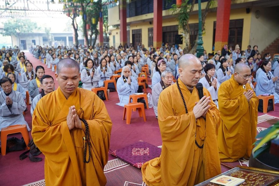 Chư tôn đức thực hiện nghi thức niêm hương bạch Phật Chư tôn đức thực hiện nghi thức niêm hương bạch Phật
