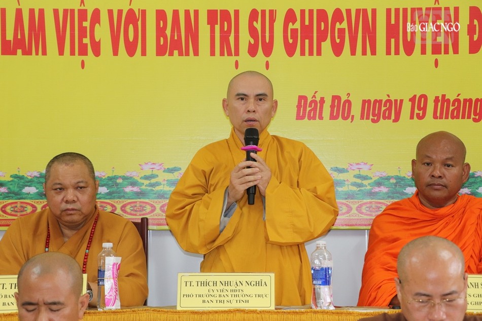 Thượng tọa Thích Nhuận Nghĩa báo cáo về các chuyến thăm, làm việc của chư tôn đức đoàn Ban Trị sự tỉnh tại các đơn vị GHPGVN quận huyện Thượng tọa Thích Nhuận Nghĩa báo cáo về các chuyến thăm, làm việc của chư tôn đức đoàn Ban Trị sự tỉnh tại các đơn vị GHPGVN quận huyện