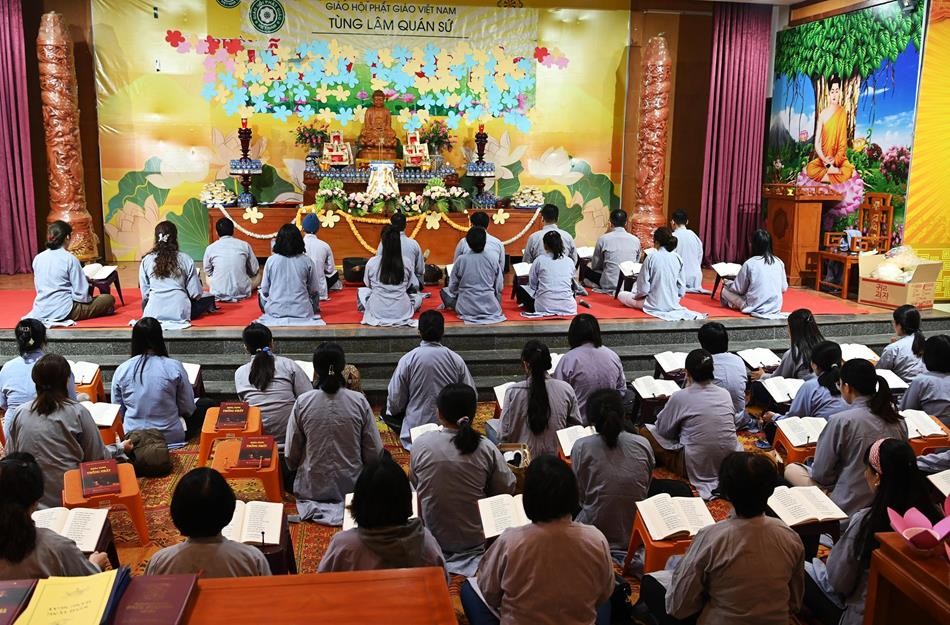 Phật tử trì tụng khóa lễ A Di Đà cầu nguyện