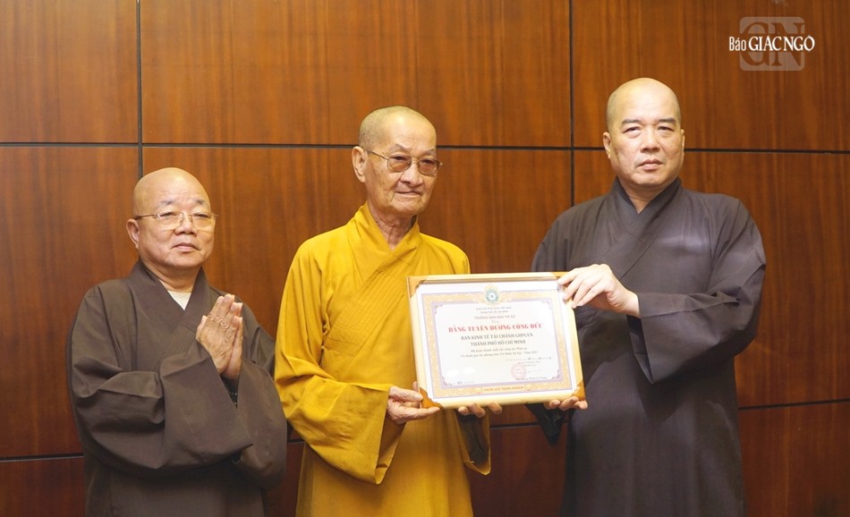 Ban Thường trực Ban Trị sự GHPGVN TP.HCM trao tặng Bằng tuyên dương công đức đến tập thể Ban Kinh tế - Tài chính Ban Thường trực Ban Trị sự GHPGVN TP.HCM trao tặng Bằng tuyên dương công đức đến tập thể Ban Kinh tế - Tài chính