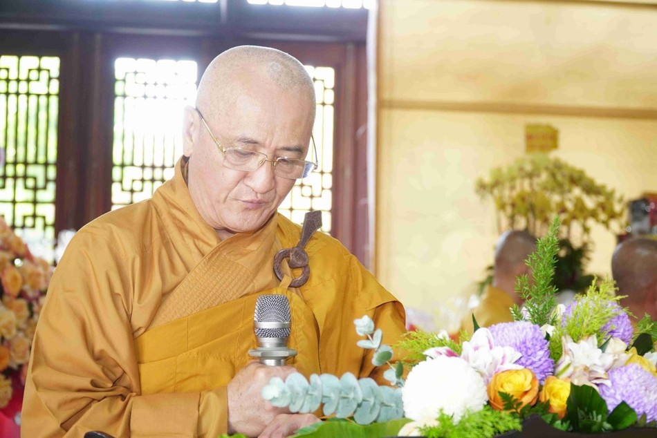 Hòa thượng Thích Huệ Thông cung tuyên tiểu sử Tổ sư Linh Nhạc Phật Ý Hòa thượng Thích Huệ Thông cung tuyên tiểu sử Tổ sư Linh Nhạc Phật Ý