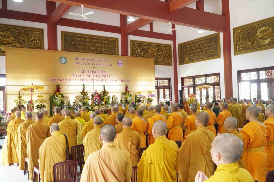 Thành kính tưởng niệm Tổ sư Linh Nhạc và hiệp kỵ chư vị tiền bối Tổ sư qua các thời kỳ Thành kính tưởng niệm Tổ sư Linh Nhạc và hiệp kỵ chư vị tiền bối Tổ sư qua các thời kỳ