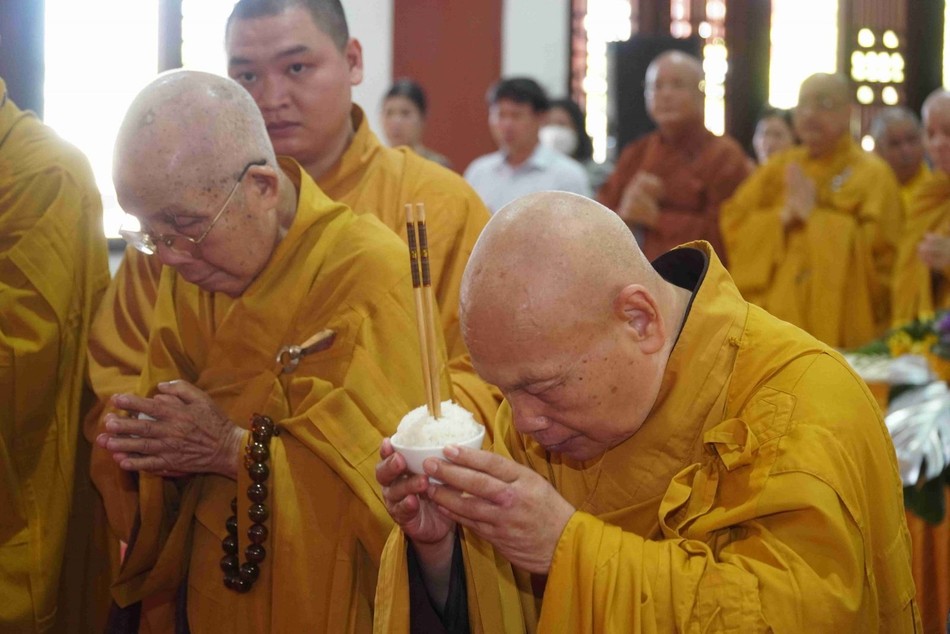 Hòa thượng Thích Thiện Nhơn dâng phạn thực cúng dường Hòa thượng Thích Thiện Nhơn dâng phạn thực cúng dường