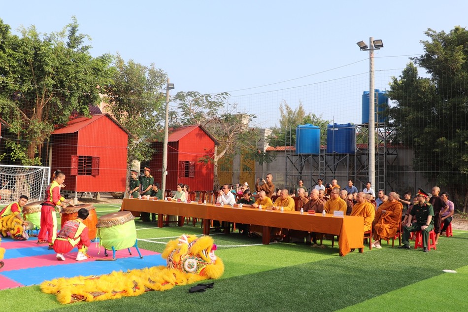 Chư tôn đức Ban Trị sự tỉnh, TX.Phú Mỹ và lãnh đạo Bộ Chỉ huy Quân sự tỉnh tham dự lễ khánh thành công trình thể thao tại Trung tâm Nhân đạo Hồng Quang