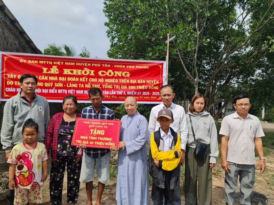 Sư cô Thích nữ Diệu Minh trao hỗ trợ xây dựng nhà tình thương Sư cô Thích nữ Diệu Minh trao hỗ trợ xây dựng nhà tình thương