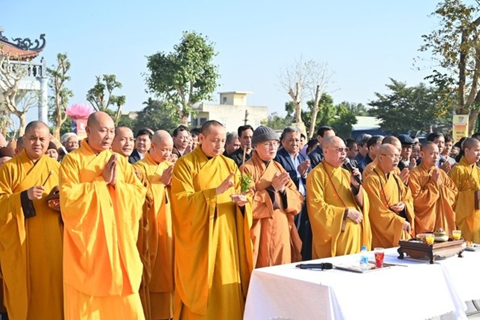 Chư tôn đức thực hiện nghi thức cầu nguyện cho công trình sớm hoàn mãn Chư tôn đức thực hiện nghi thức cầu nguyện cho công trình sớm hoàn mãn