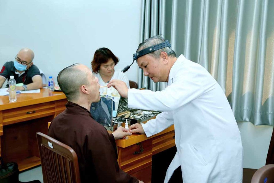 Chăm sóc sức khỏe cho Tăng sinh - Ảnh: TN Chăm sóc sức khỏe cho Tăng sinh - Ảnh: TN