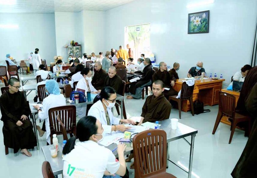 500 Tăng Ni sinh được khám bệnh 500 Tăng Ni sinh được khám bệnh