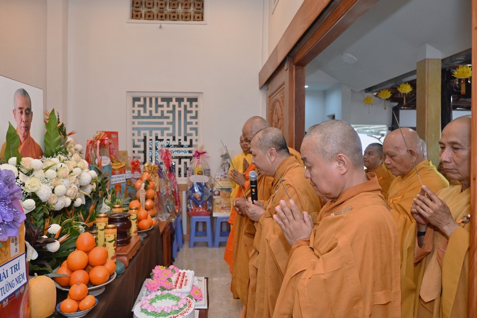 Chư tôn đức dâng hương tưởng niệm Giác linh Hòa thượng cao đăng thượng phẩm Chư tôn đức dâng hương tưởng niệm Giác linh Hòa thượng cao đăng thượng phẩm