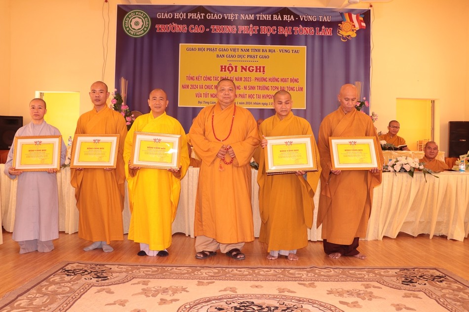 Đại diện Ban Trị sự GHPGVN tỉnh trao Bằng công đức Đại diện Ban Trị sự GHPGVN tỉnh trao Bằng công đức