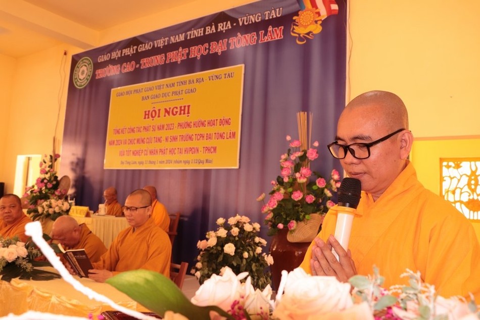 Thích Nguyên Trụ, Phó Trưởng ban Giáo dục Phật giáo tỉnh báo cáo tại hội nghị Thích Nguyên Trụ, Phó Trưởng ban Giáo dục Phật giáo tỉnh báo cáo tại hội nghị