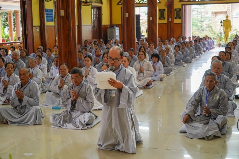 Phật tử Lê Xuân Anh dâng lời phát nguyện tu tập tinh tấn Phật tử Lê Xuân Anh dâng lời phát nguyện tu tập tinh tấn