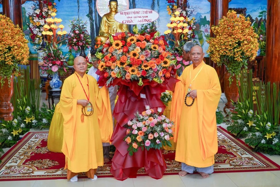 Hòa thượng Thích Phước Minh tặng hoa chúc mừng đến Ban Tổ chức khóa tu Hòa thượng Thích Phước Minh tặng hoa chúc mừng đến Ban Tổ chức khóa tu