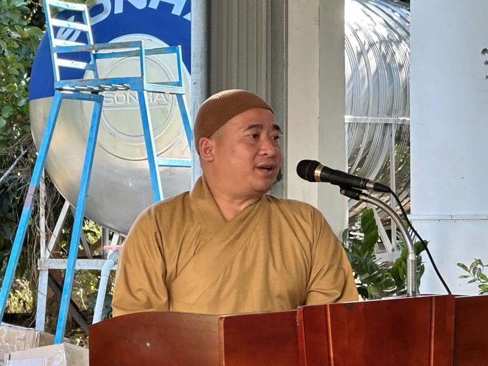 Đại đức Thích Trí Thuận động viên và chúc Tết đến bà con quê hương tỉnh Bến Tre