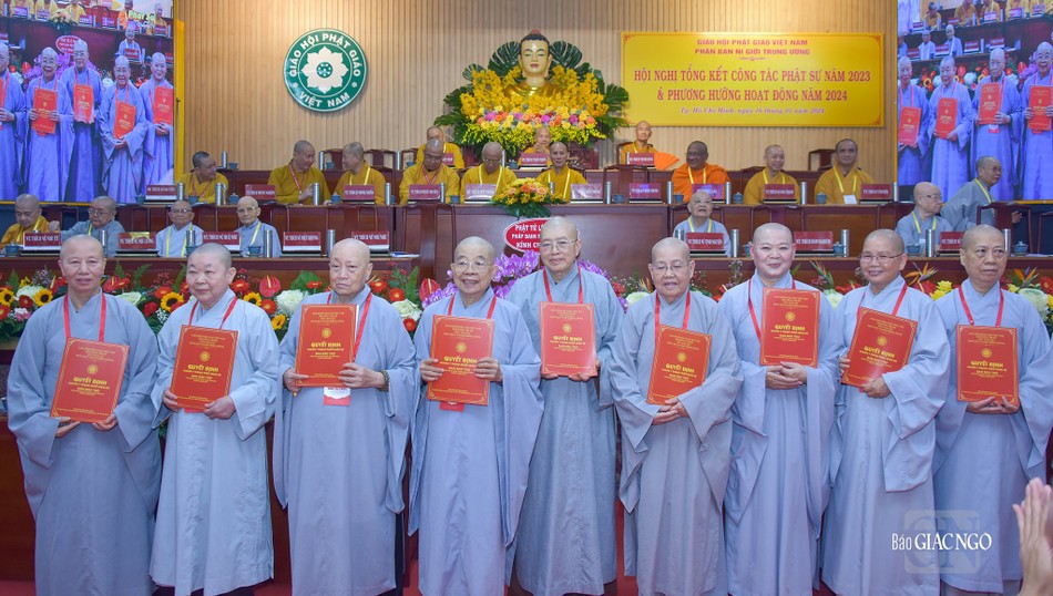 Ra mắt nhân sự Ban Bảo trợ nhiệm kỳ 2022-2027 do Ni trưởng Thích nữ Từ Nhẫn làm trưởng ban Ra mắt nhân sự Ban Bảo trợ nhiệm kỳ 2022-2027 do Ni trưởng Thích nữ Từ Nhẫn làm trưởng ban