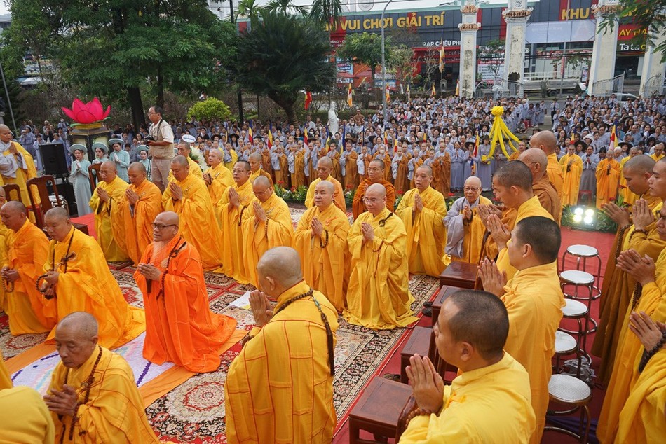 Cử hành nghi thức Lễ kỷ niệm ngày Đức Phật thành đạo Cử hành nghi thức Lễ kỷ niệm ngày Đức Phật thành đạo