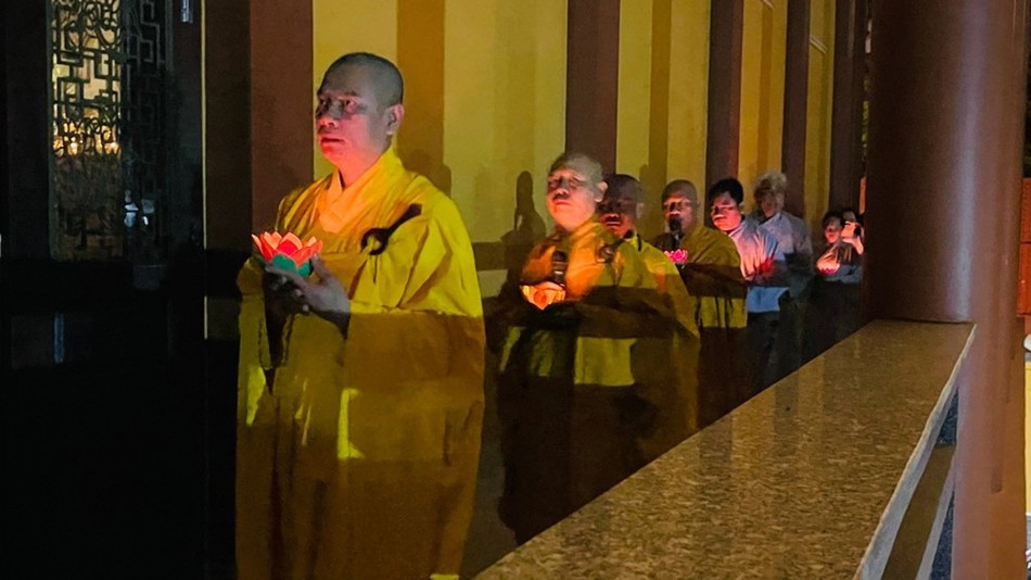 Lễ hoa đăng Kỷ niệm ngày Đức Phật thành đạo Lễ hoa đăng Kỷ niệm ngày Đức Phật thành đạo