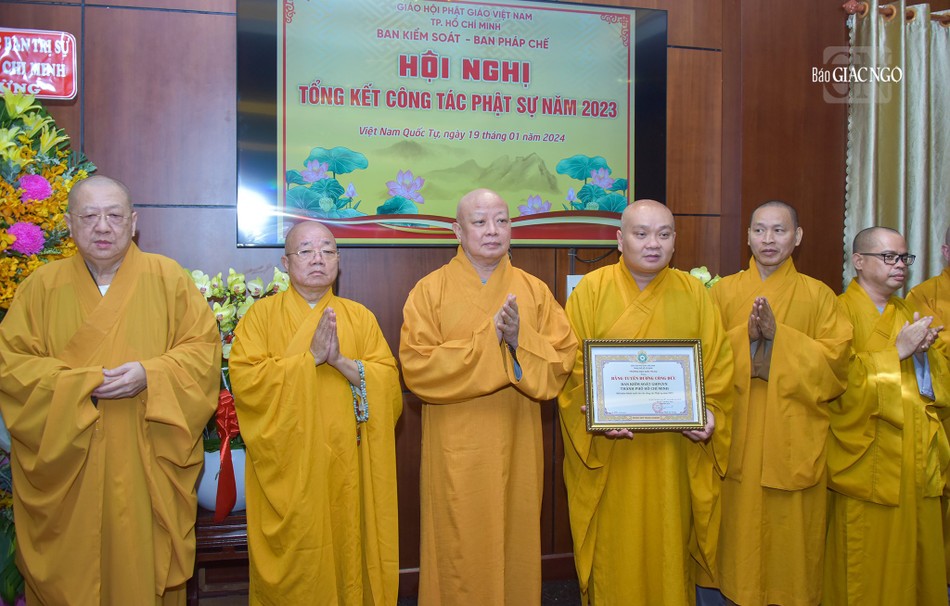 Hòa thượng Trưởng ban Trị sự trao Bằng tuyên dương công đức đến tập thể Ban Kiểm soát