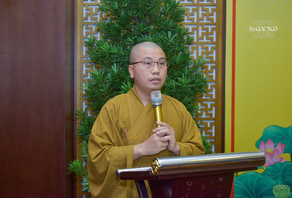 Đại đức Thích Minh Thảo trình báo cáo hoạt động năm 2023 và phương hướng hoạt động năm 2024 của Ban Pháp chế