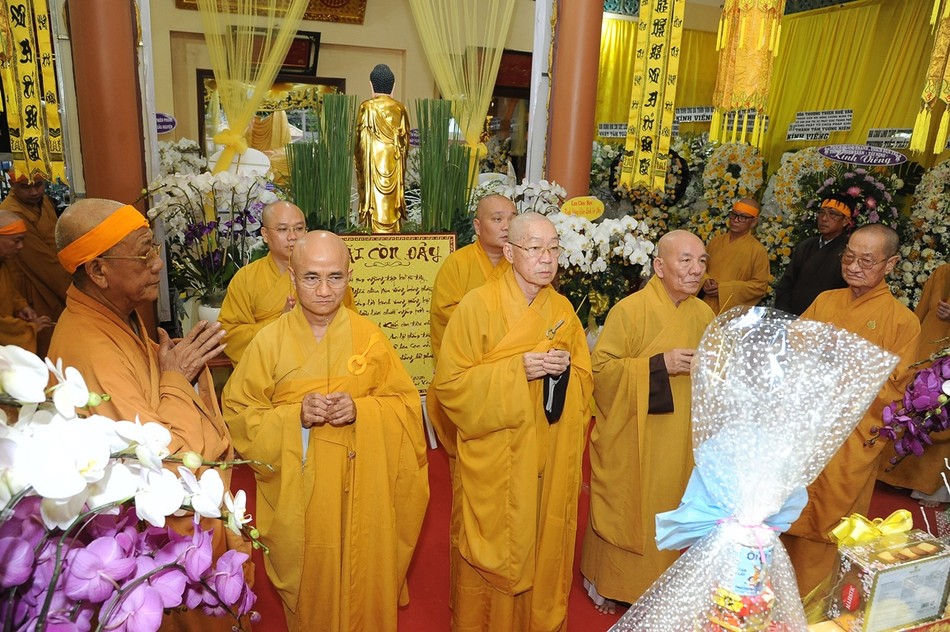 Chư tôn đức Ban Trị sự TP.HCM dâng hương viếng tang Hòa thượng Thích Bửu Ứng Chư tôn đức Ban Trị sự TP.HCM dâng hương viếng tang Hòa thượng Thích Bửu Ứng