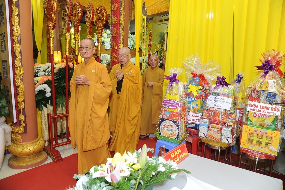 Chư tôn đức hữu nhiễu kim quan Chư tôn đức hữu nhiễu kim quan