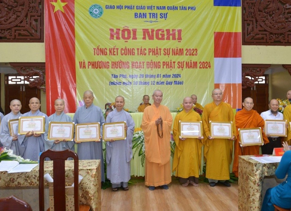 20 tập thể và 19 cá nhân đón nhận bằng công đức 20 tập thể và 19 cá nhân đón nhận bằng công đức