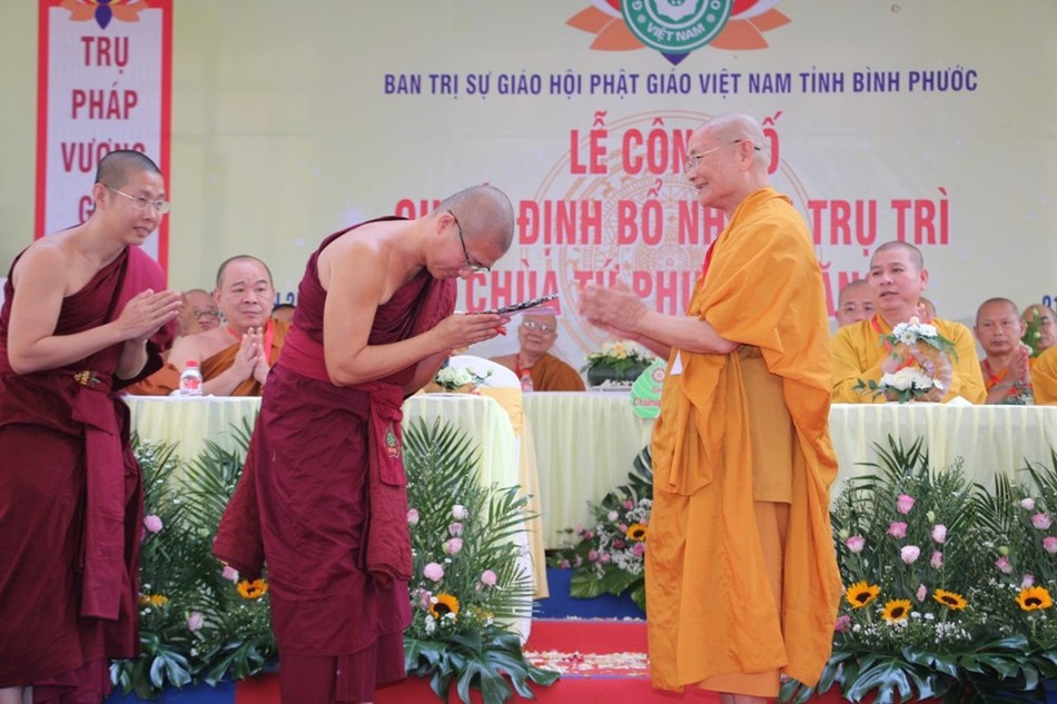 Hòa thượng Viên Minh chúc mừng tân trụ trì Hòa thượng Viên Minh chúc mừng tân trụ trì