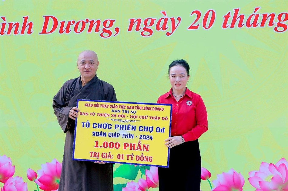 Trao bảng tượng trưng 1.000 phần Trao bảng tượng trưng 1.000 phần